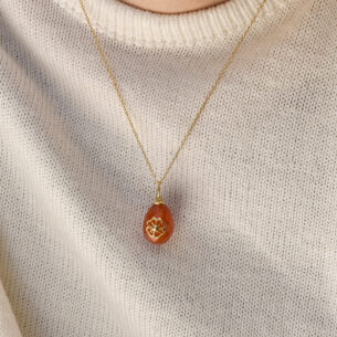 Easter Egg Pendant with Clover Design in 18K Yellow Gold and Faceted Carnelian